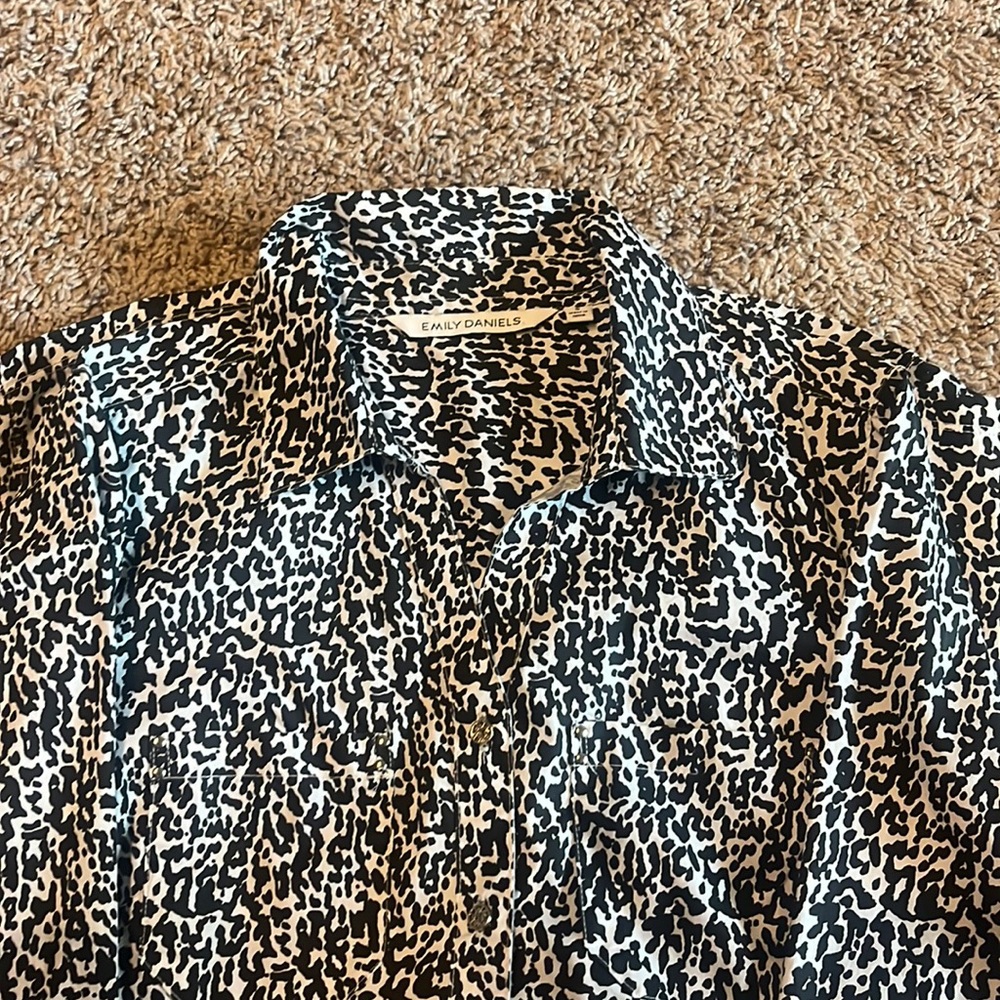 This beautiful blouse is great for in a professional workplace, or a night out.